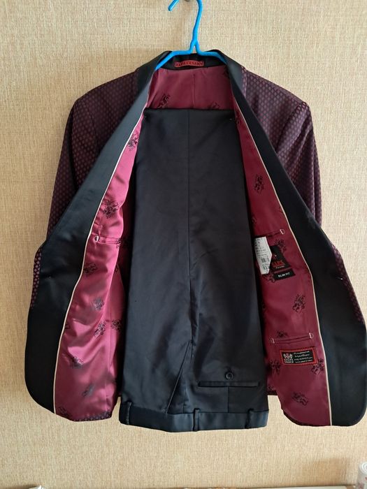 Продам  для старшеклассников костюм Диско .