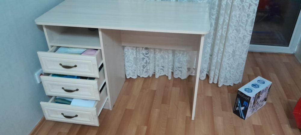 Стол с тумбочкой