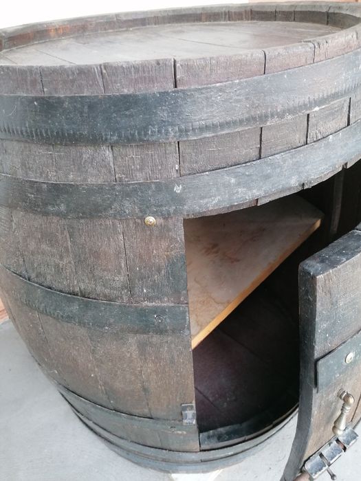 Старо буре направено като шкаф с вратичка.