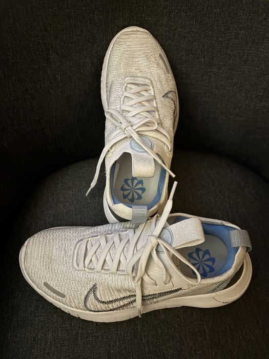 Продавам дамски маратонки Nike