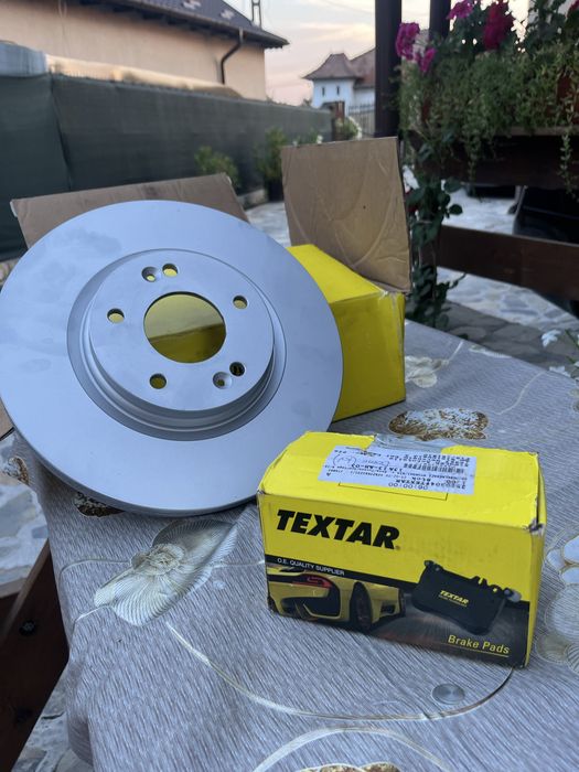 REDUCERE 25%!!Kit frâne față TEXTAR PRO+ – 2 discuri + 4 plăcuțe – Hyundai / Kia – NOI