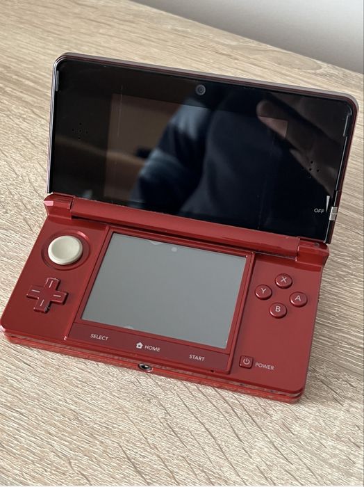 Vand  Vând consolă Nintendo 3DS (culoarea Flame Red)