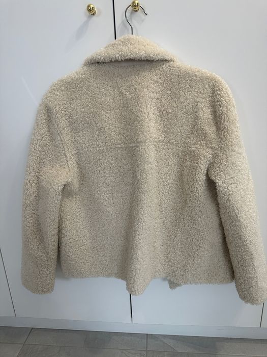 Дамско мъхесто яке от Zara