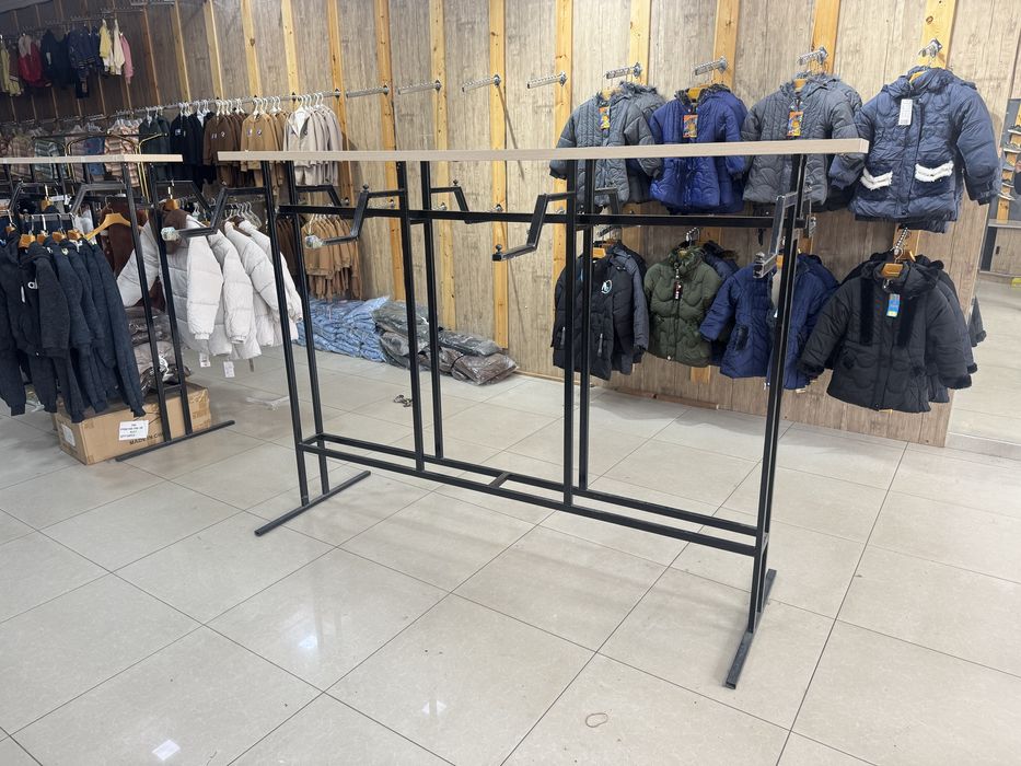 Kiyim vitrina temirdan 2 tomolama