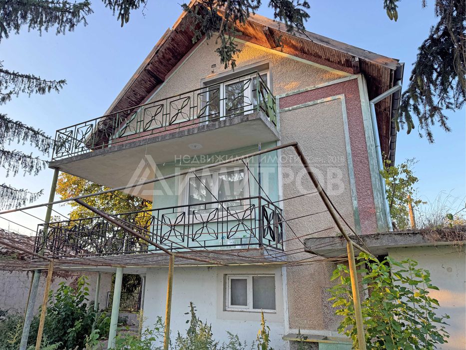 Продава триетажна вила с двор от 2,4 дка и гараж в с. Зайчино ореше, обл. Шумен