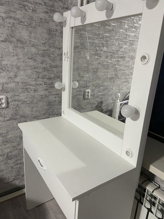 Визажный стол продам