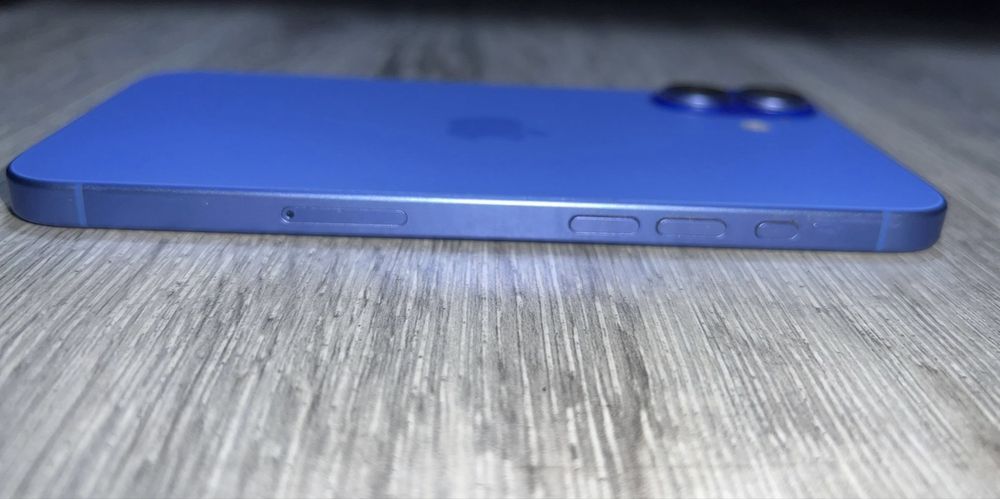 Vând iPhone 16 Plus Ultramarine