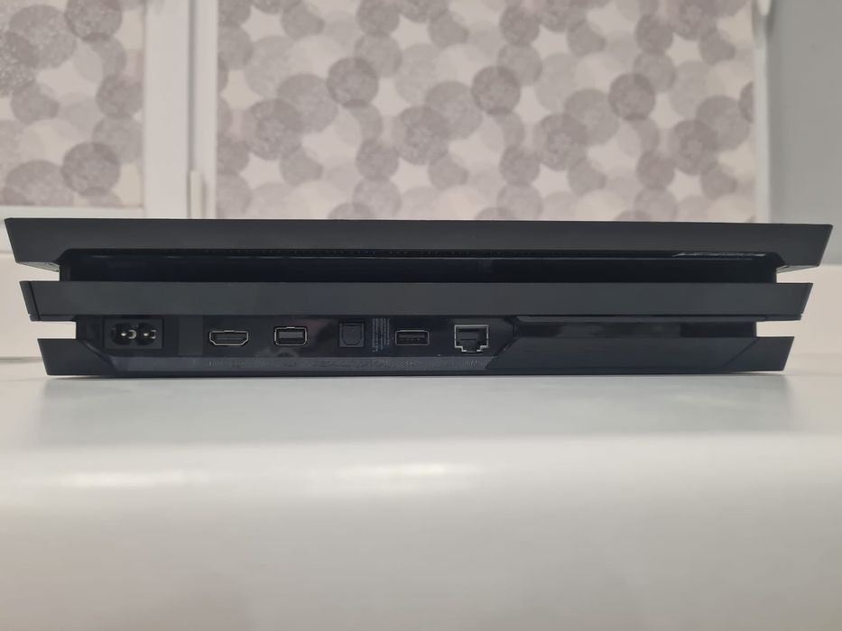Продаю PS4 Pro в отличном состояний
