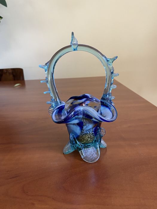 Bibelouri din portelan si sticla.