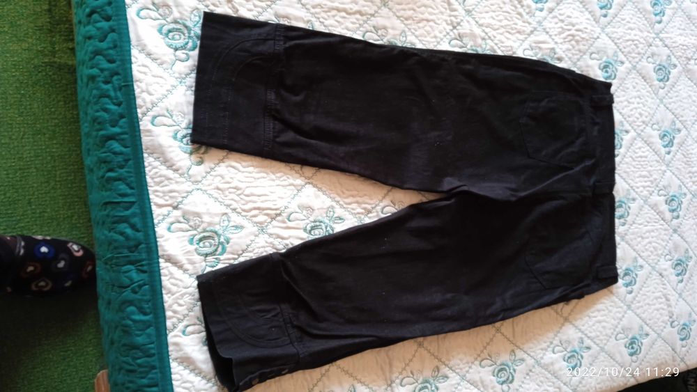 Продавам дамски черен 7/8 панталон