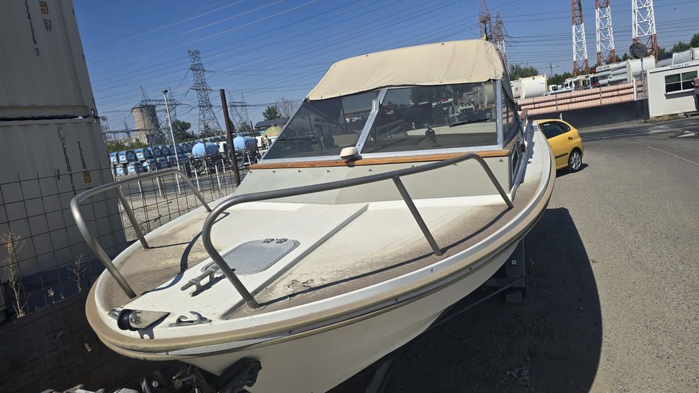 Barca cabinată motor Volvo
