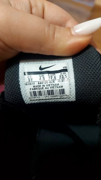 Adidasi nike aproape noi