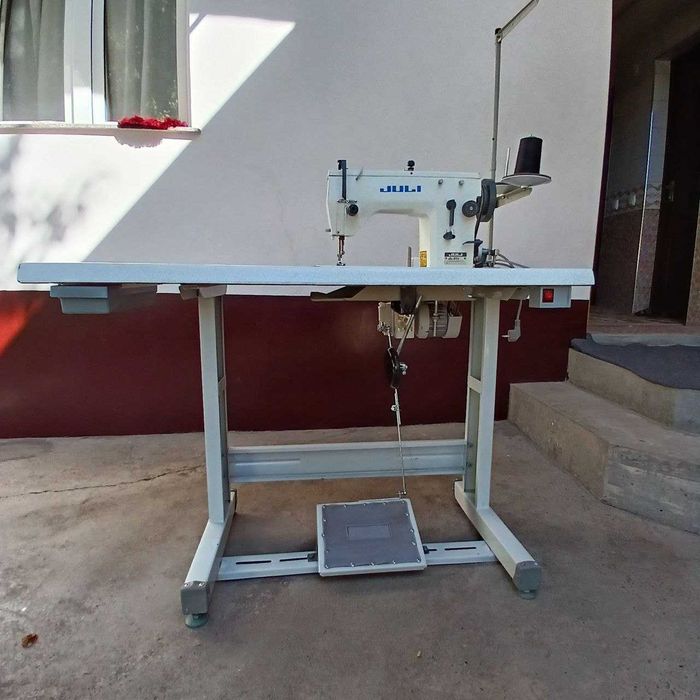 "Зиг-заг" швейная машина. Год гарантии/Металл/Комплект.