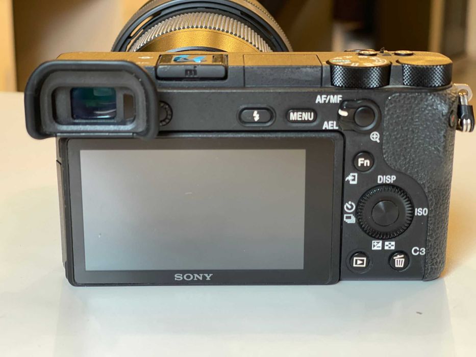 Sony A6500 + Sigma 16mm f1.4 + Placă Captură (Pachet Vlogging)