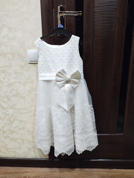 Продам очень красивое платице на девочек.