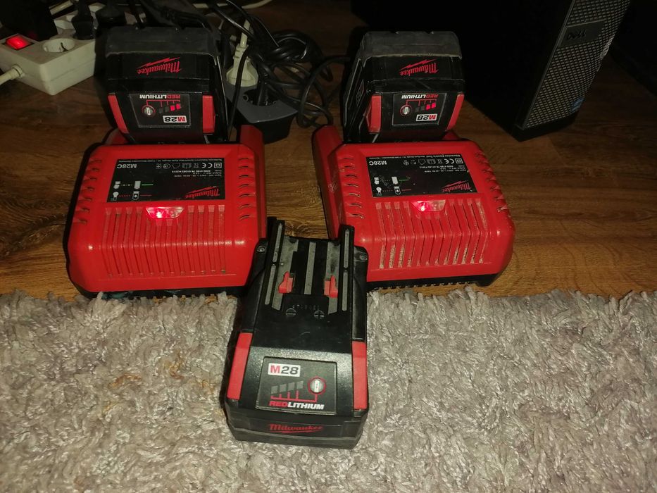 Acumulatori Milwaukee 28V si Incarcator 28V model 2024