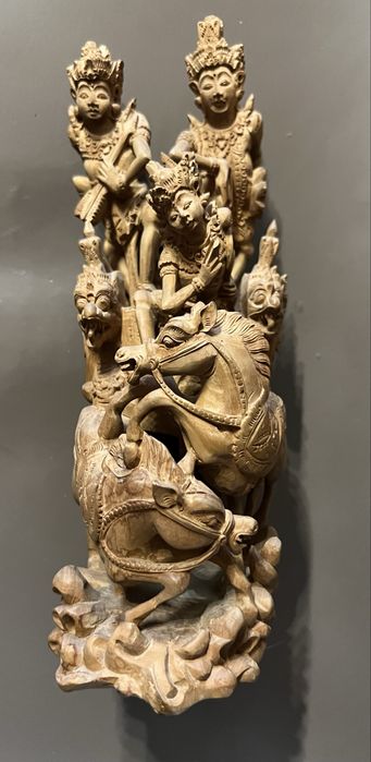 Уникални 50-годишни малки дърворезби от сандалово дърво