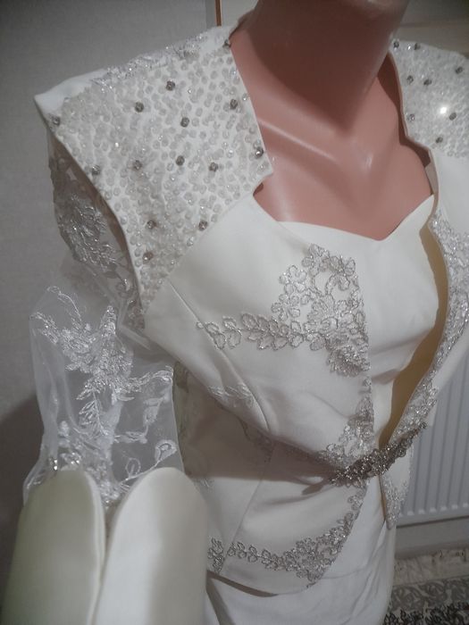 Красивая нарядная тройка