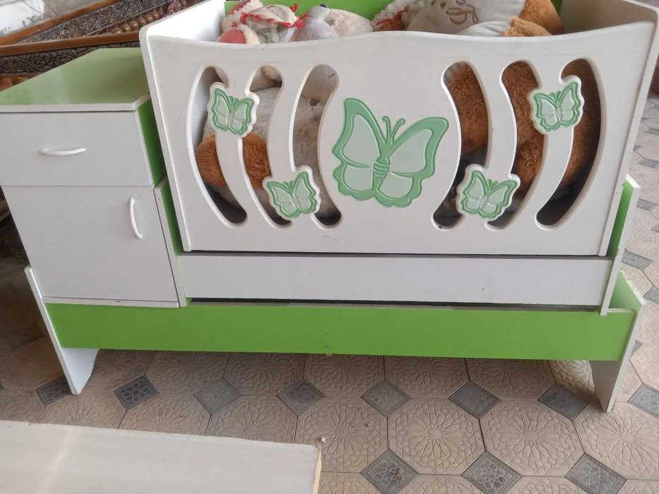 Shkafli, tebranadigan bolalar kravati– transformatsiyalanuvchi