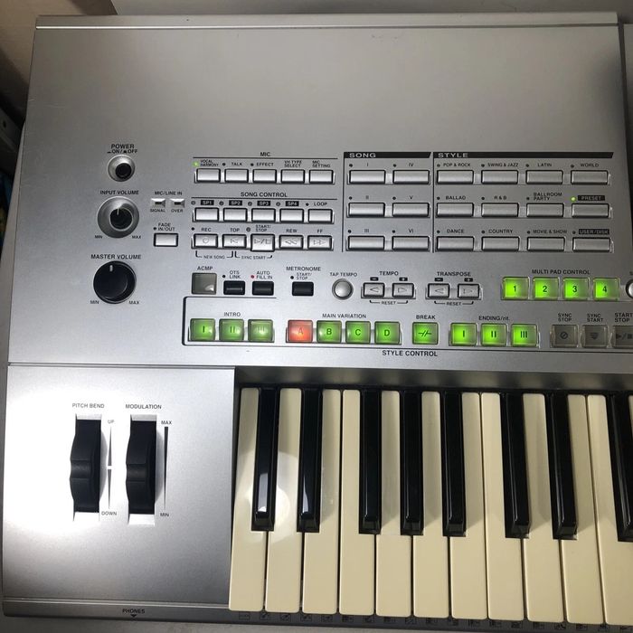 Vând orga Yamaha Tyros 1
