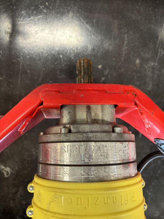 Motoburghiu masina dat gauri in pamant Stihl Husqvanra