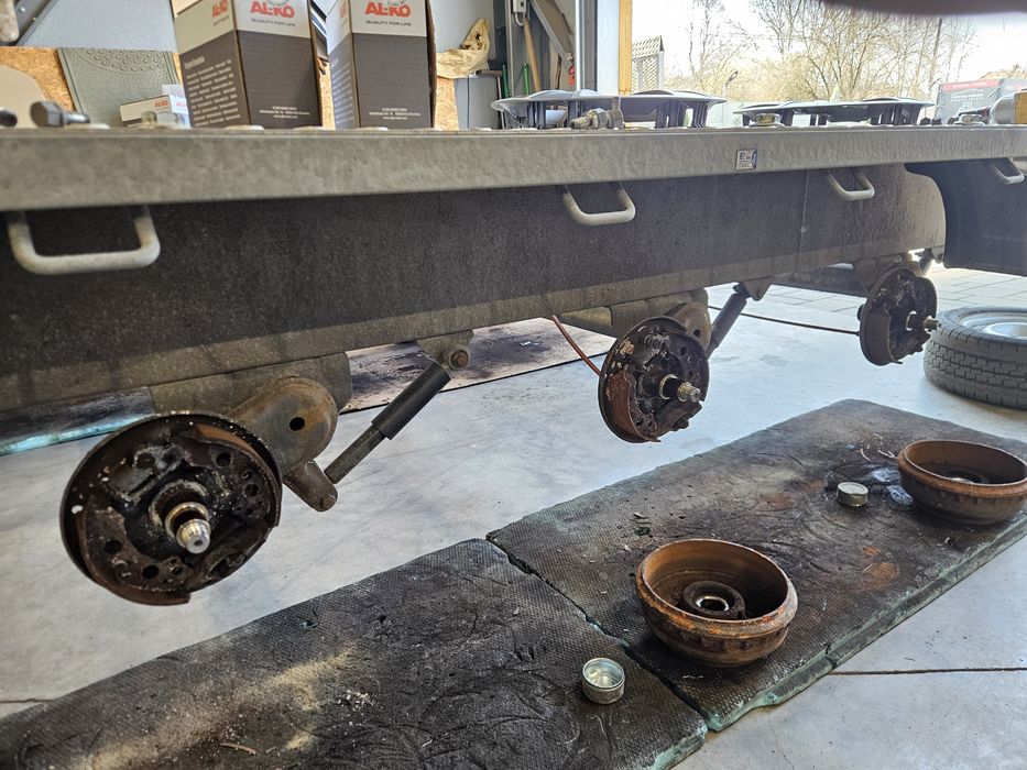 Trailer, platforma 8,5 metri pe 3 axe marca blyss adusa din germania,