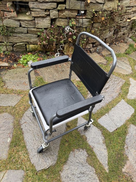 Стол за възрастни, тоалетен стол с колела.