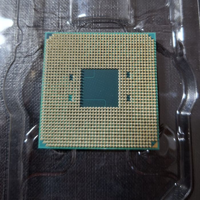 Procesor AMD Ryzen 3 3200g + Cooler + Pasta termică