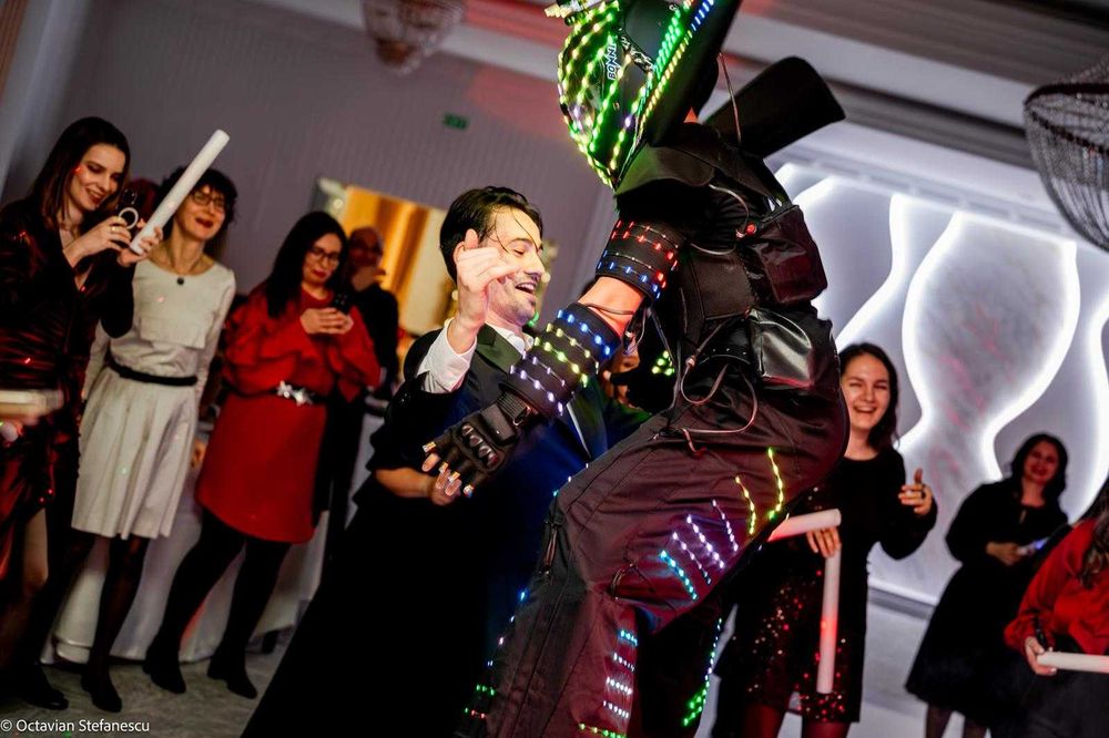 Robot LED cu Lasere pe Picioroange - Show Lumini Evenimente Party