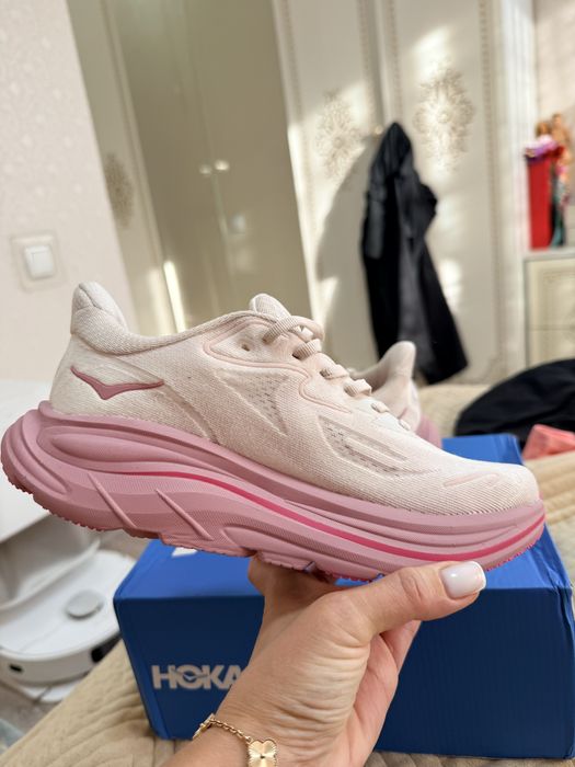 Продам срочно кроссовки  Hoka 37