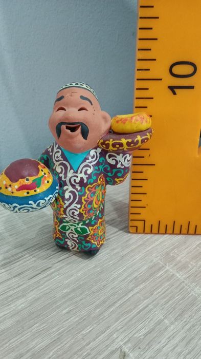 Сувенир,, узбек с лепёшкой,, керамика