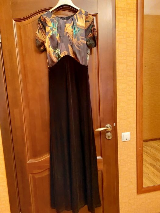 Вечерние платья одевали по 1 раз.