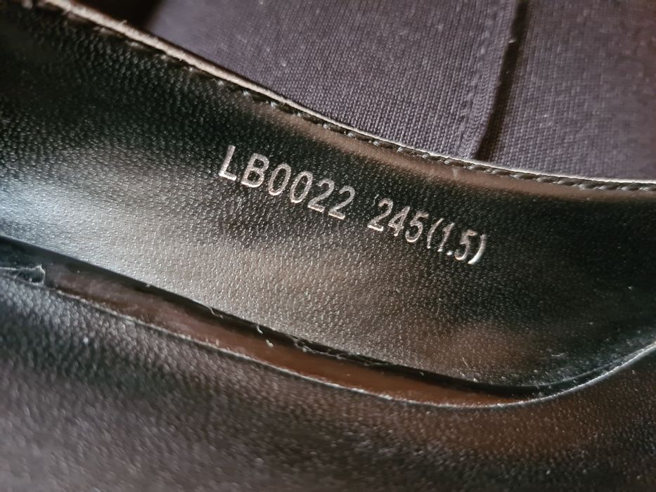 Дамски лачени обувки с ниски токчета