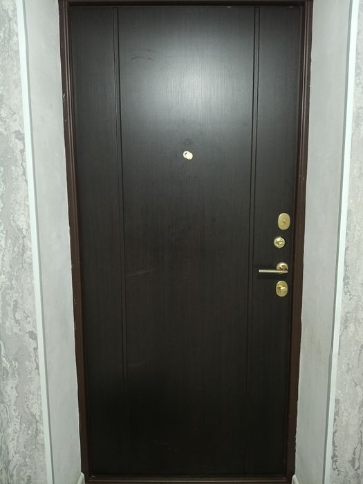 Входная дверь продается