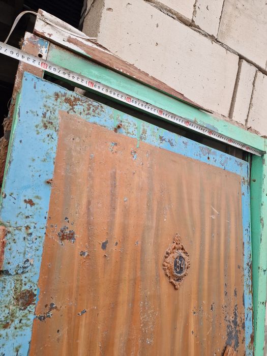 Продам металлическую дверь