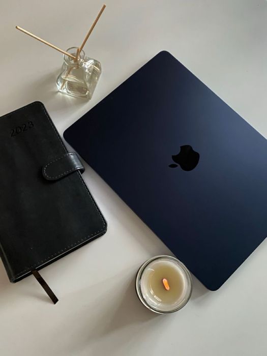 Macbook air m2 2025 xolati ideal 97% 30 soatgacha yetadi quvati bemalo