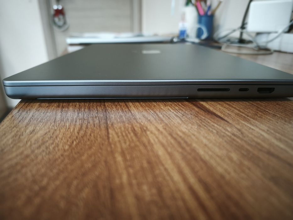 MacBook pro M1 16" 16GB/512GB.Като нов. Само 2 зареждания на батерията