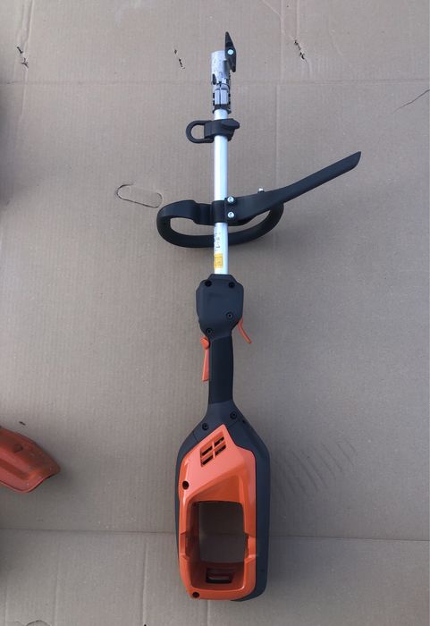 Multifunctionala sistem combi Husqvarna Polimotor de Gradina pe baterii Husqvarna 325iLK