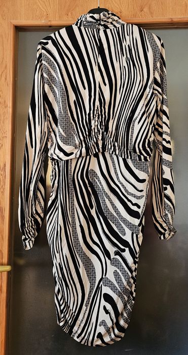 Страхотна рокля от Gestuz с животински принт зебра