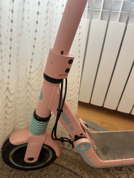 Электросамокат Ninebot eKickScooter Zing E8 розовый