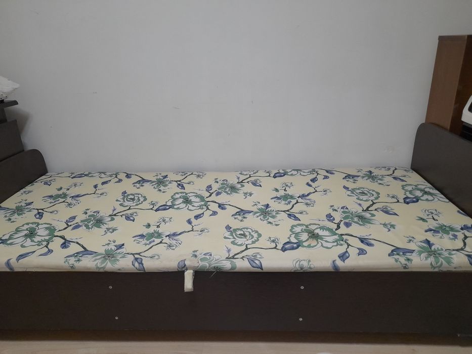 деревянная кровать