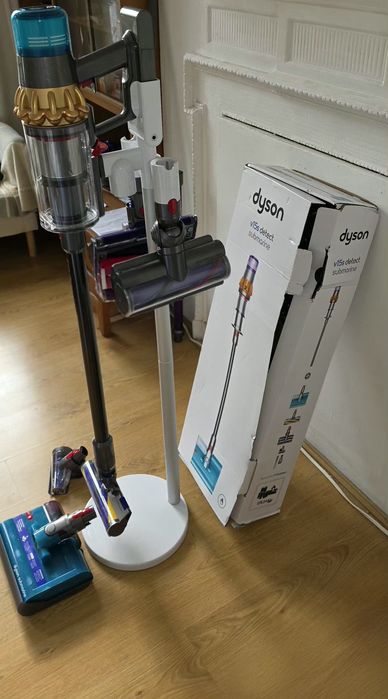 Продавам Dyson v15s, за сухо и мокро почистване-пълен комплект