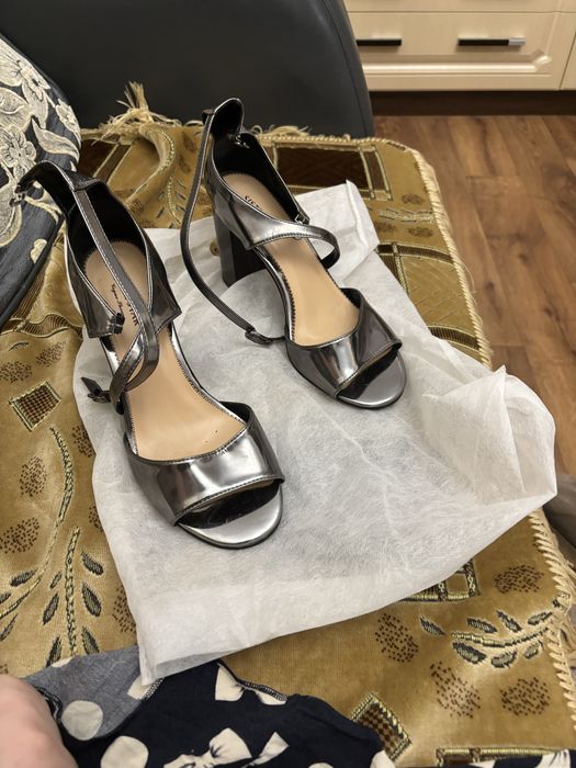 Босоножки на каблуке