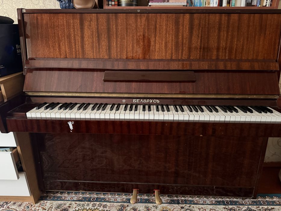Продается старое пианино. Нуждается в настройке.