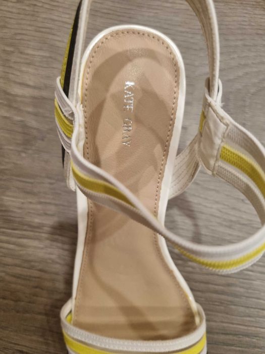 Елегантни сандали на ток