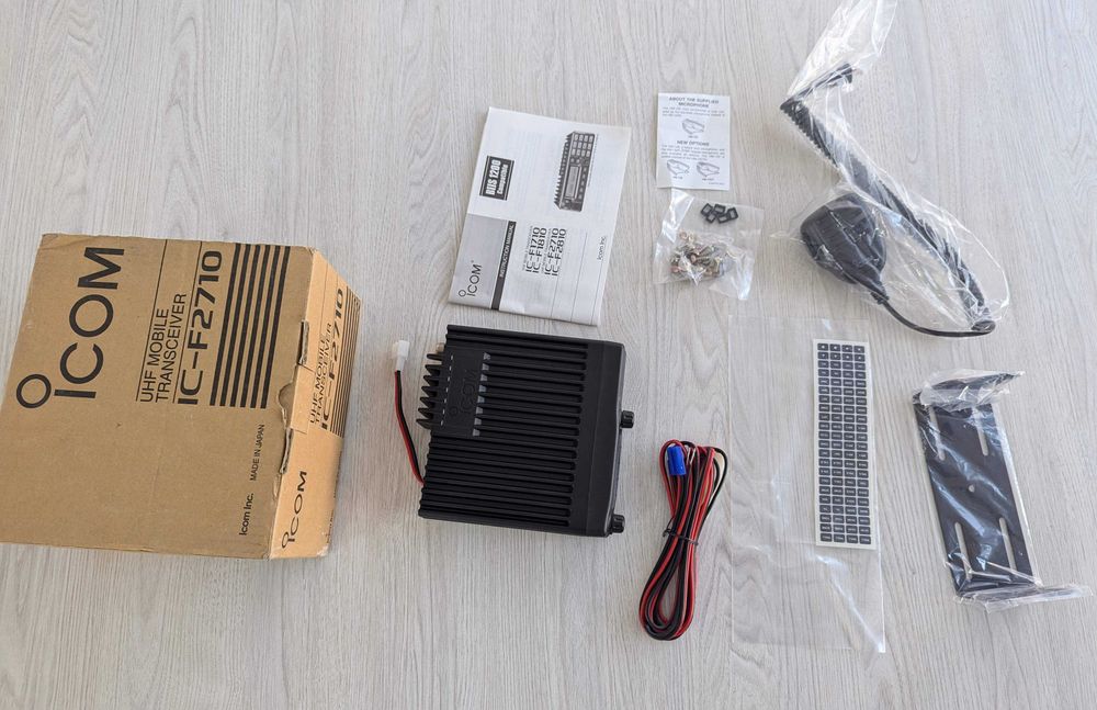 Statie ICOM Radio UHF IC-F2710 400 - 470 MHz Two-Way Radioamatori