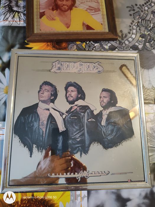 Два рамкирани фото .