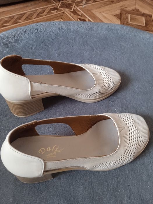 Летни дамски обувки.