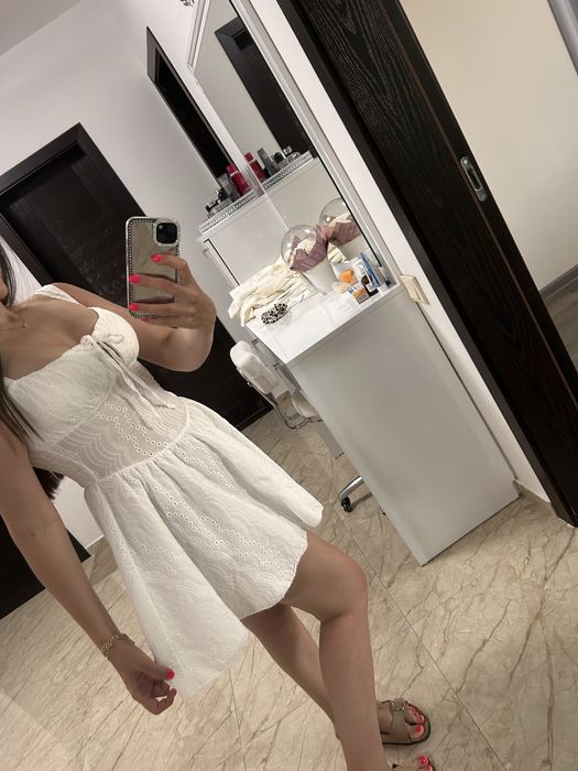 Дамска рокля в бял цвят