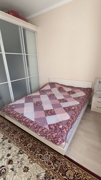 Продам пархающий двухспальный кровать с матрацом